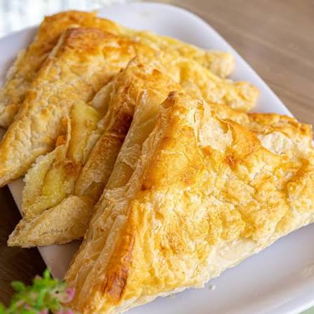 Pastel folhado de queijo